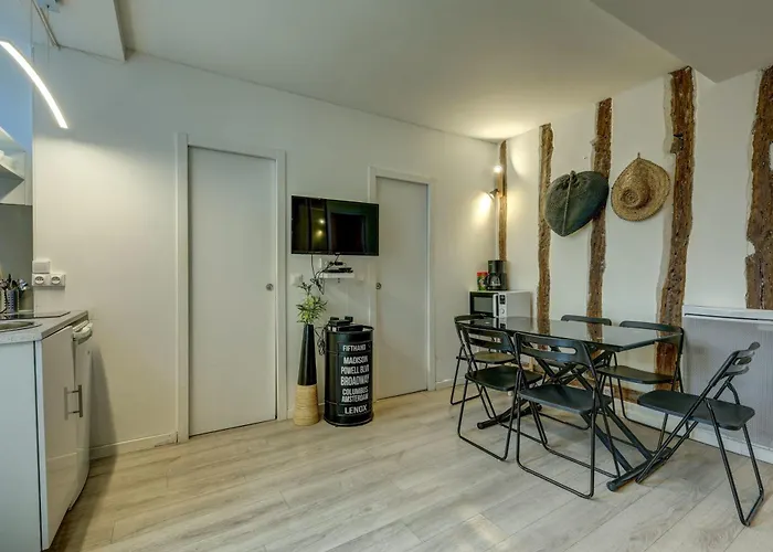 2 Bedroom In The Heart Of Le Marais アパート パリ